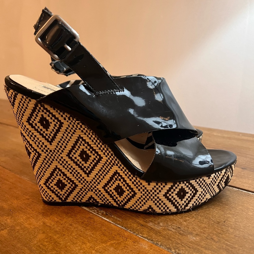 BCBG GENERATION PLATFORM SANDALS BLACK
PATENT OPEN TOE AZTEC WEDGES 9.5
